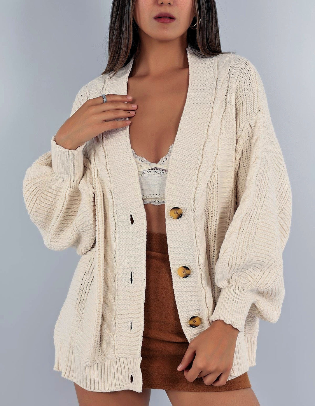 Damen Grobstrickjacke mit eleganter Knopfleiste und voluminösen Puffärmeln EB