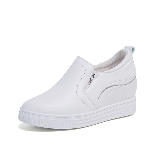 Damen Slip-On Keilsneaker mit verdecktem Keil, Lederimitat und dekorativer Stickerei EB
