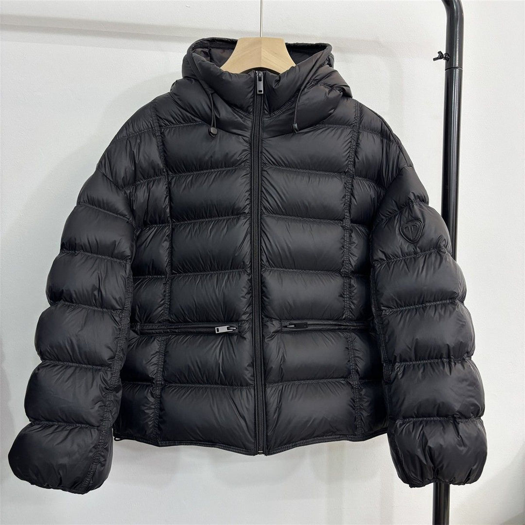 Damen nan kurz geschnittene Thermo-Steppjacke mit Kapuze, Reißverschlusstaschen und elastischen Bündchen EB