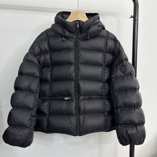 Damen nan kurz geschnittene Thermo-Steppjacke mit Kapuze, Reißverschlusstaschen und elastischen Bündchen EB