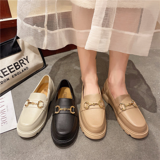 Damen modische Mokassins mit goldenen Schmuckdetails EB