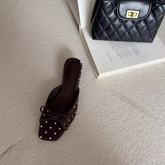 Damen Offene Mules mit dekorativen Punkten und schickem Schleifen-Detail EB