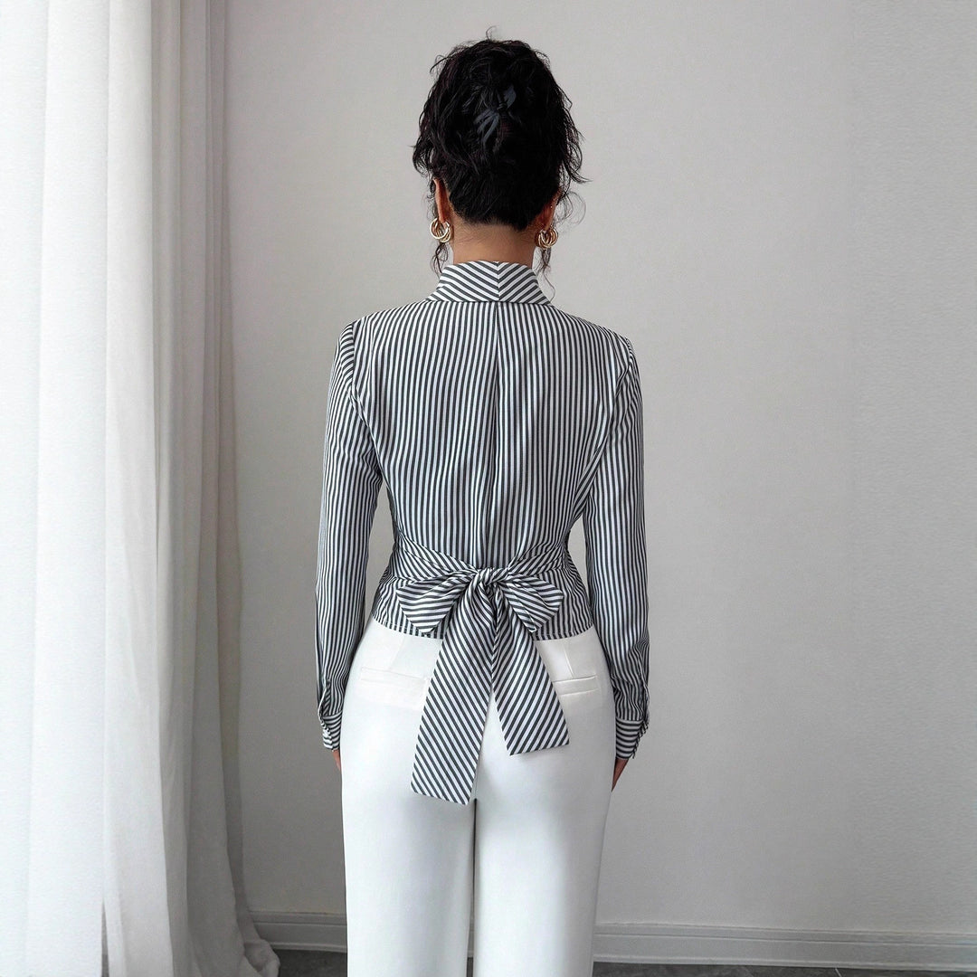 Damen nan taillierte Wickelbluse mit Reverskragen und dekorativer Metallschließe EB