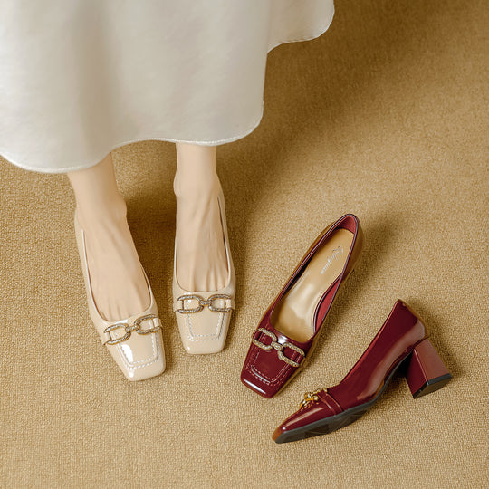 Damen elegante Blockabsatzpumps mit dekorativem Kettendesign EB