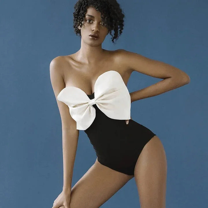 Damen Einschnitt Badeanzug mit voluminösem Schleifen-Detail und elegantem Wickelrock EB