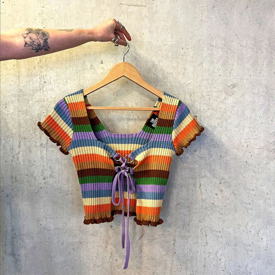 Damen figurbetontes Crop-Top mit modischen Streifen und Rüschendetails EB