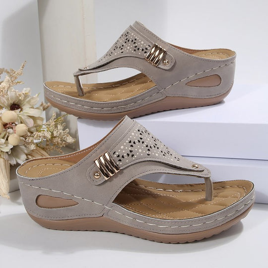 Damen Zehentrenner-Sandalen mit zierlichem Lochmuster und komfortabler Fußbettung EB
