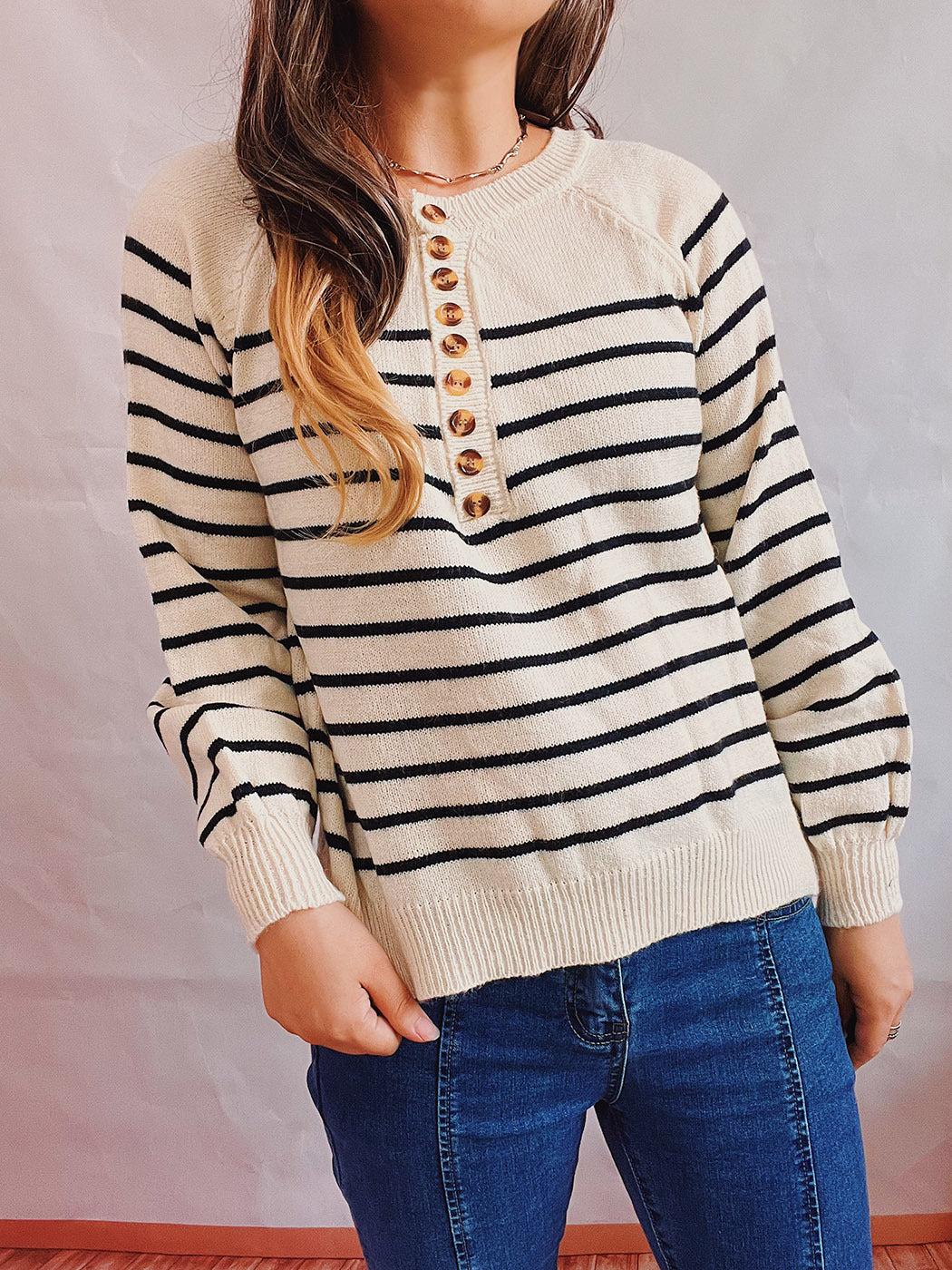 Damen gestreifter Strickpullover mit Knopfdetails und lässigem Schnitt EB