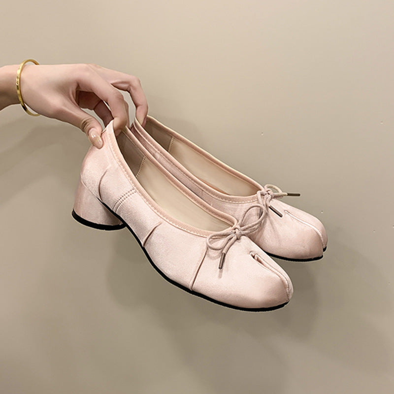 Damen Ballerinas mit einem zierlichen Schleifendesign und elegantem Blockabsatz EB