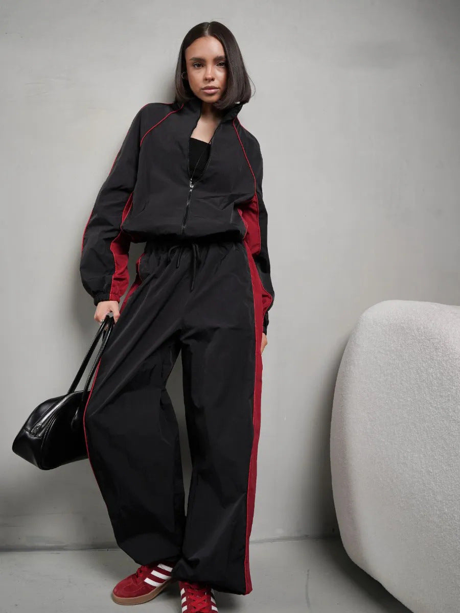 Damen sportlich-elegantes Trackset mit Stehkragen, Reißverschlussjacke und weitem Seitenstreifen-Hose Eichborn Berlin