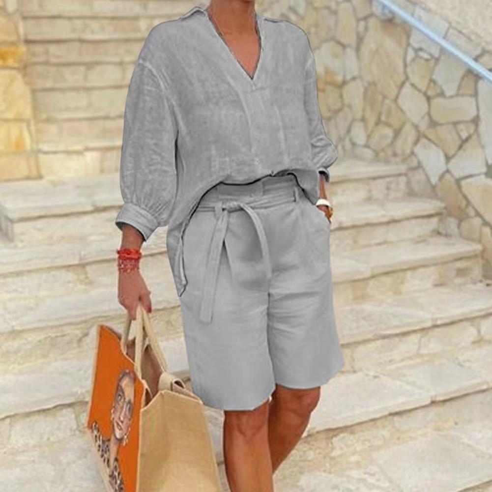 Damen lässiges Sommer-Outfit mit weitem Oberteil und Shorts EB