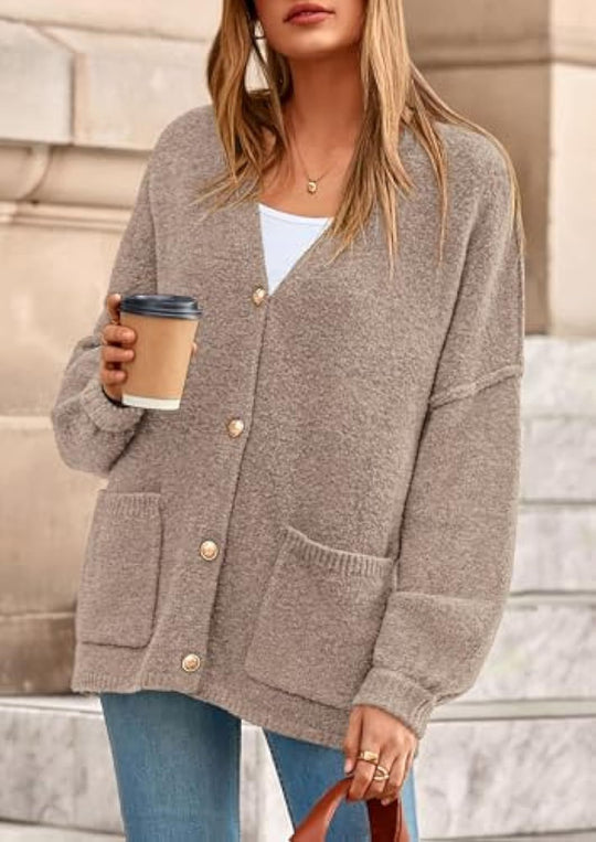 Damen Oversize Strickcardigan mit V-Ausschnitt, goldenen Zierknöpfen und aufgesetzten Taschen EB