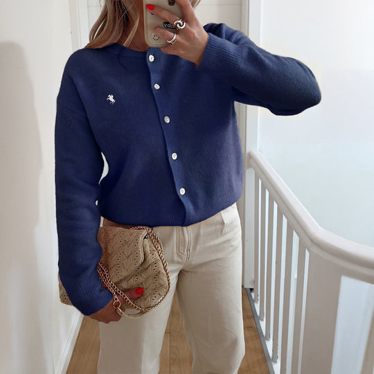 Damen nan kurze Feinstrick‑Strickjacke mit Perlmuttknöpfen, Rundhalsausschnitt und zierlichem Pferde‑Stick EB