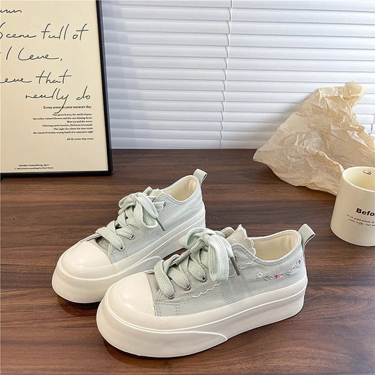 Damen Trendige Freizeitsneaker mit verspielten Rüschen-Details und dämpfender Sohle EB