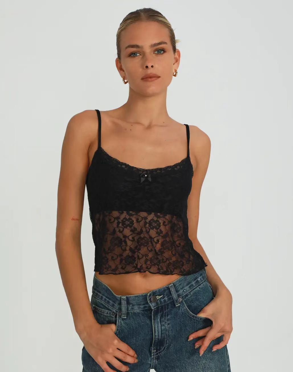 Damen Spitzen-Cami-Top mit zarter Blumenstickerei und feinen Trägern EB