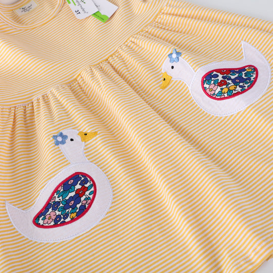 Mädchen Freizeitkleid mit liebevollen Entenapplikationen EB