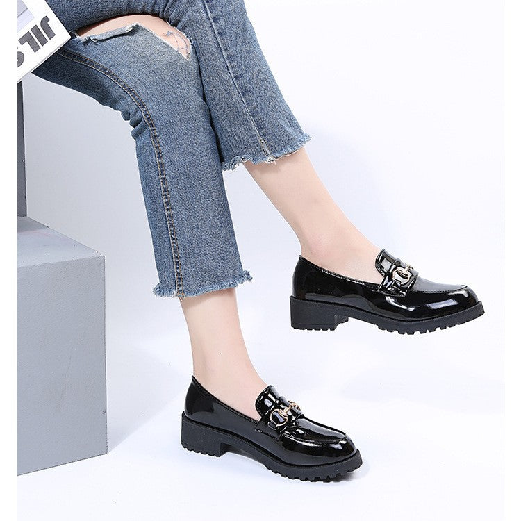 Damen Elegante Loafers mit glänzendem Finish und modischem Kettenverschluss EB