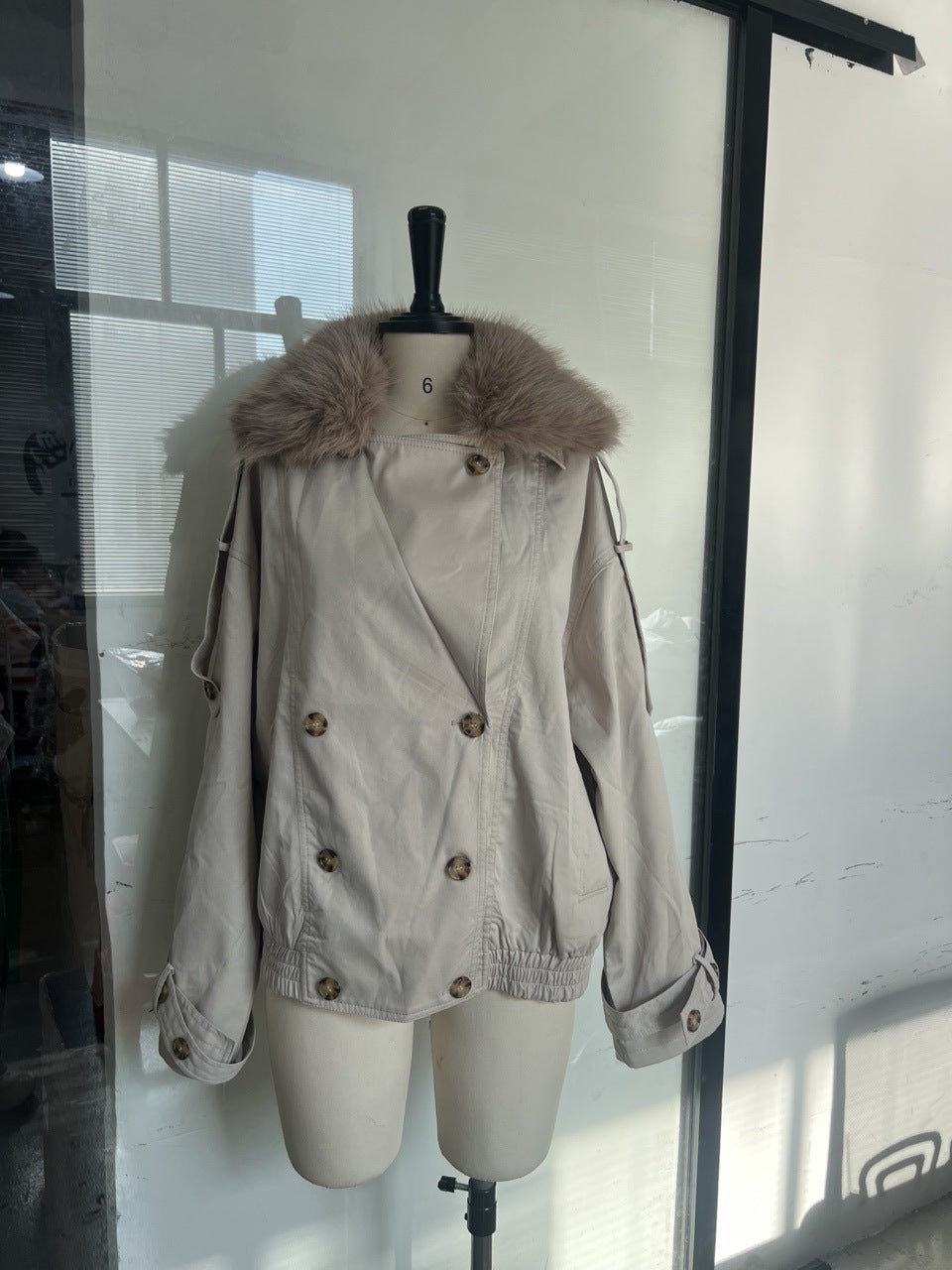 Damen Modische Outdoor-Jacke mit elegantem Kunstfellkragen EB