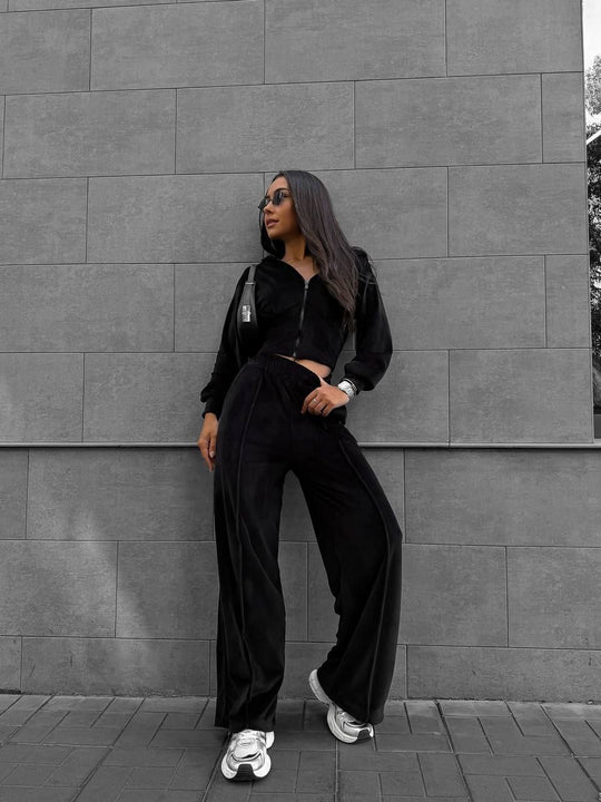 Damen kurzes Kapuzen-Cropped Zip-Sweatshirt mit tailliertem Brustsaum und weiter Velours-Loungehose mit elastischem Bund EB