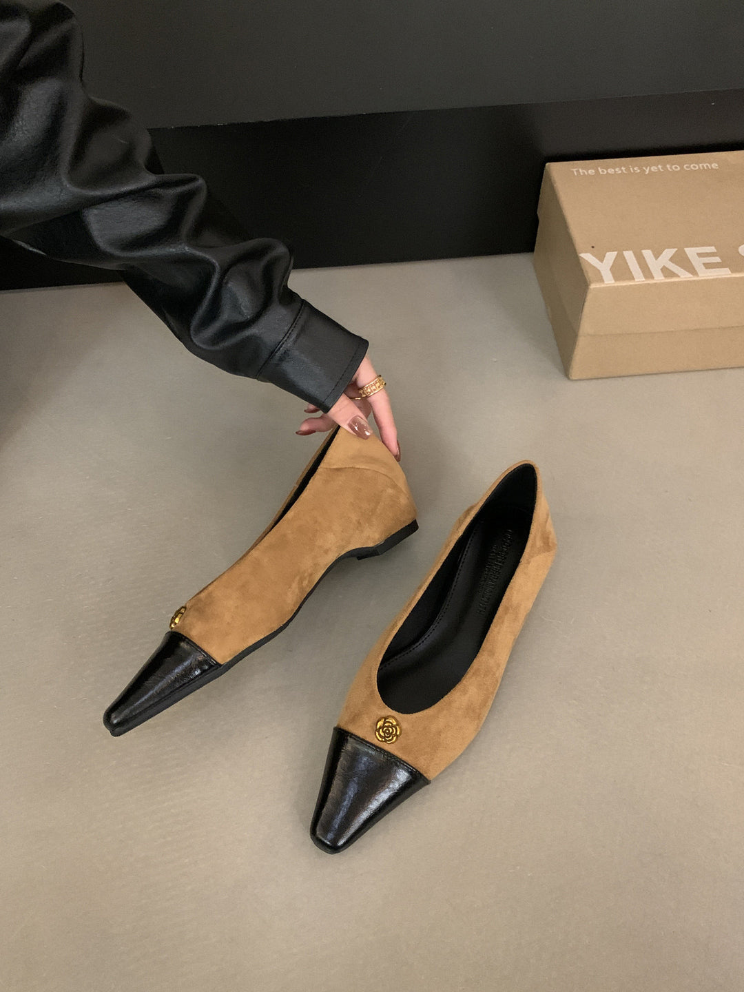 Damen elegante Ballerinas mit zwei Materialien und luxuriösem Akzent EB