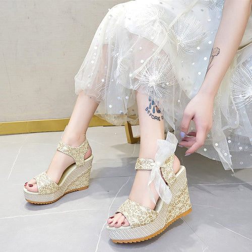 Damen Wedge-Sandalen mit dekorativem Schleifenverschluss und kunstvollem Obermaterial EB