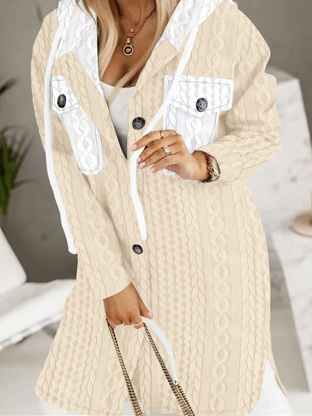 Damen Longline-Strickmantel mit Kapuze, Zierknöpfen und Kontrasttaschen EB