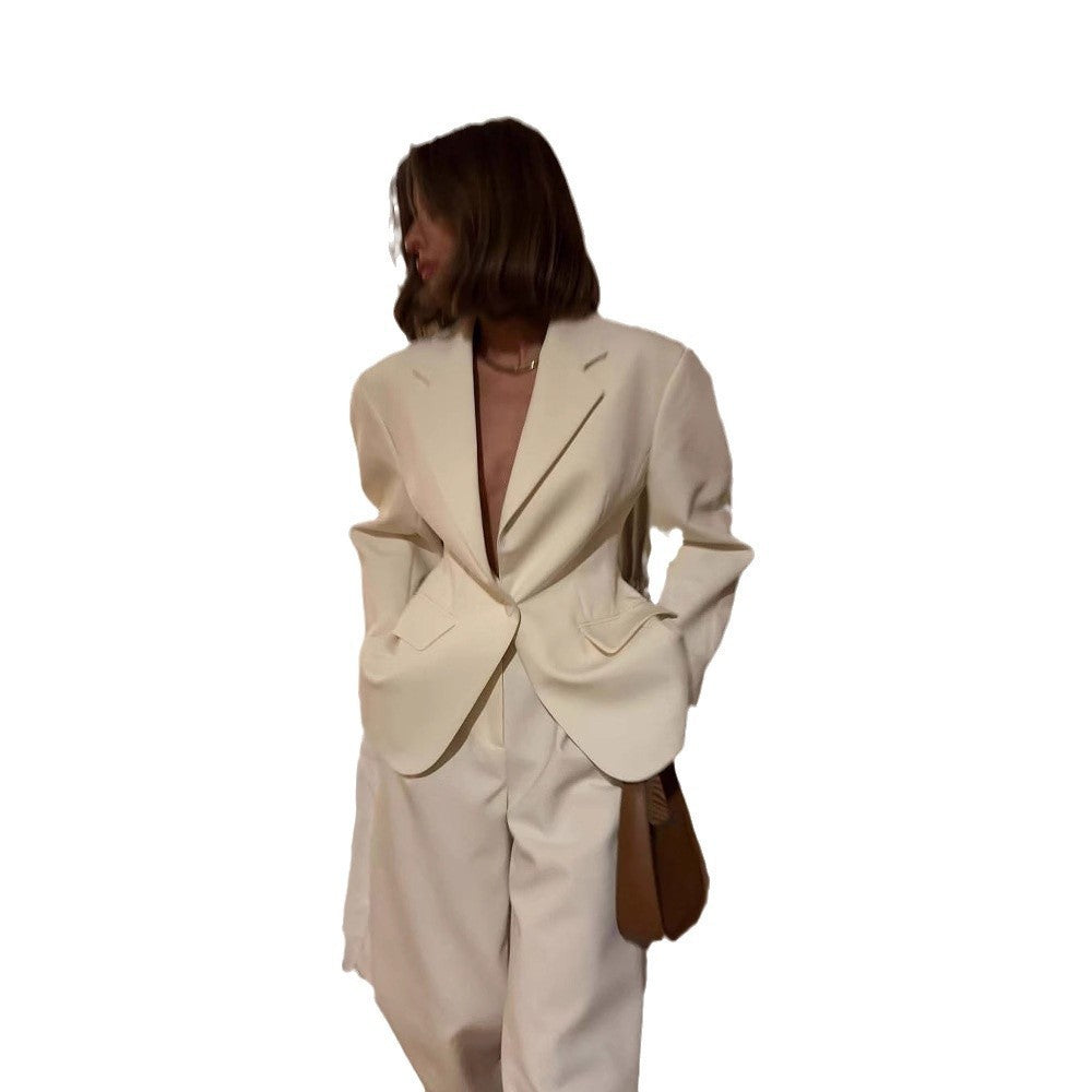 Damen eleganter Blazeranzug mit tailliertem Schnitt und praktischen Taschen EB