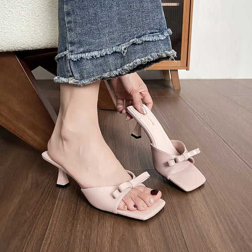 Damen elegante Mules mit dekorativem Schleifenakzent und modernem Absatz EB