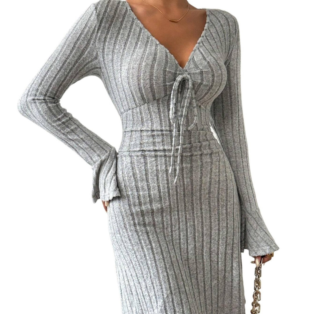 Damen geripptes Strick-Midikleid mit tiefem V-Ausschnitt Bindeband und taillierter Silhouette Eichborn Berlin
