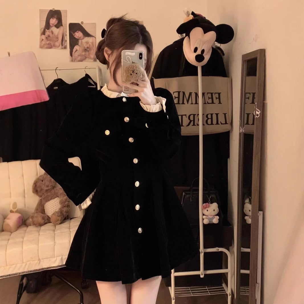 EB | Schlankes Kleid Im Chanel Stil