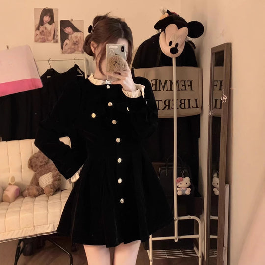 EB | Schlankes Kleid Im Chanel Stil