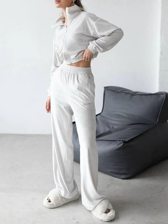 Damen luxuriöses Velours Lounge-Set mit kurzem Reißverschlussjacke und hochtaillierter Gummibund-Jogger Eichborn Berlin