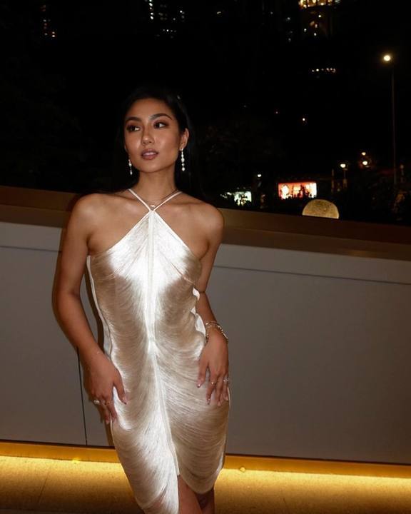Damen Elegantes Partykleid mit verführerischem Schlitz und goldenen Akzenten EB