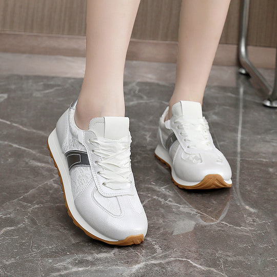 Damen sportliche Sneakers mit glänzenden Akzentdetails und atmungsaktiver Obermaterialstruktur EB