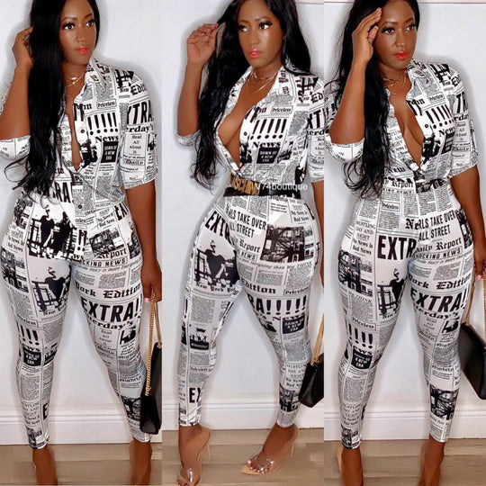 Damen figurbetonter Jumpsuit mit Zeitungsprint und tailliertem Hemdkragen EB