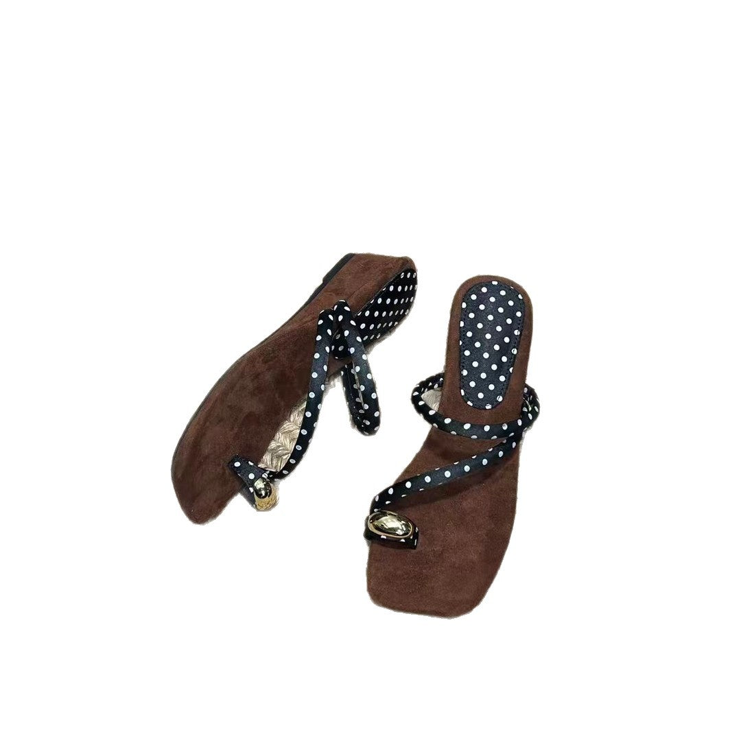 Damen Modische Zehentrenner-Sandalen mit dekorativen Riemen und ergonomischem Fußbett EB