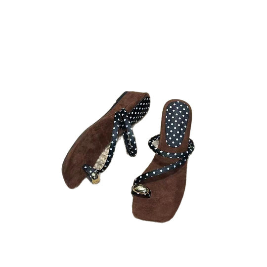 Damen Modische Zehentrenner-Sandalen mit dekorativen Riemen und ergonomischem Fußbett EB