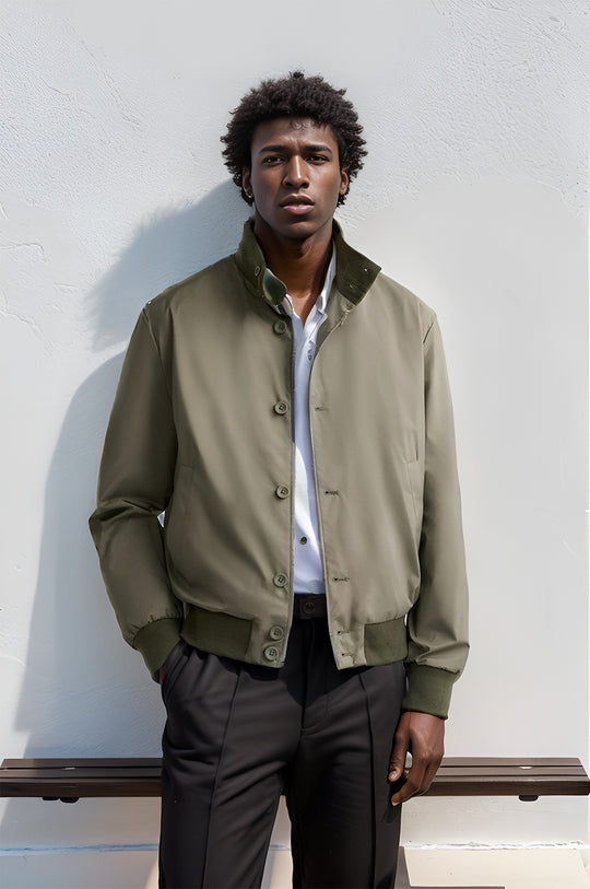 Herren modische Freizeitjacke mit schützendem Hochkragen und praktischen Taschen EB