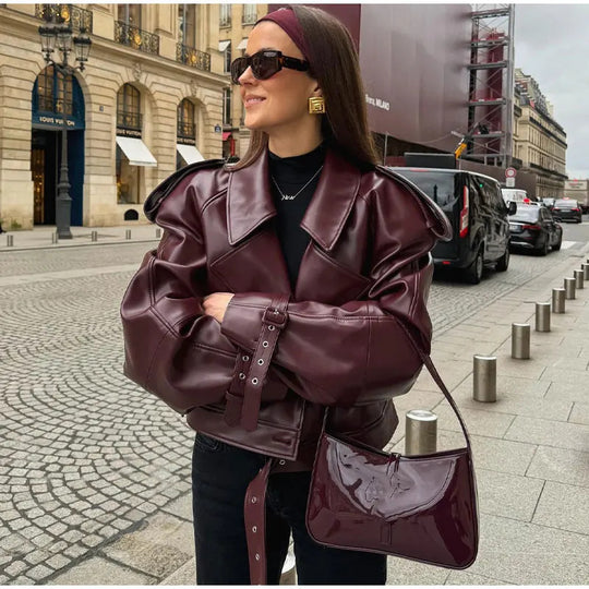 Damen modische Kunstlederjacke mit oversized Schnitt und auffälligen Schulterpartien EB