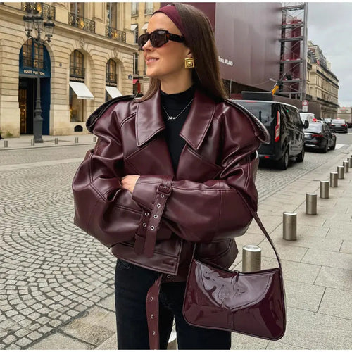 Damen modische Kunstlederjacke mit oversized Schnitt und auffälligen Schulterpartien EB