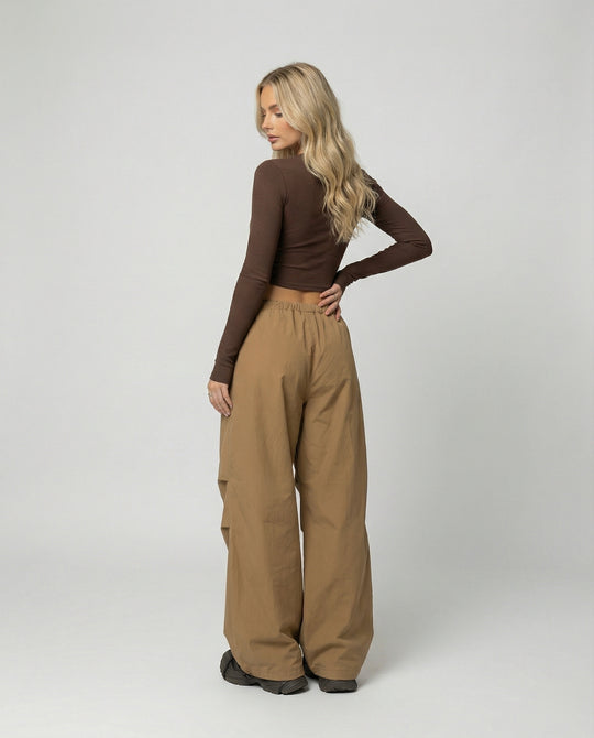 Damen hochgeschnittene extraweite Streetwear-Hose mit Tunnelzugbund, markanten Kniefalten und weitem Beinverlauf EB