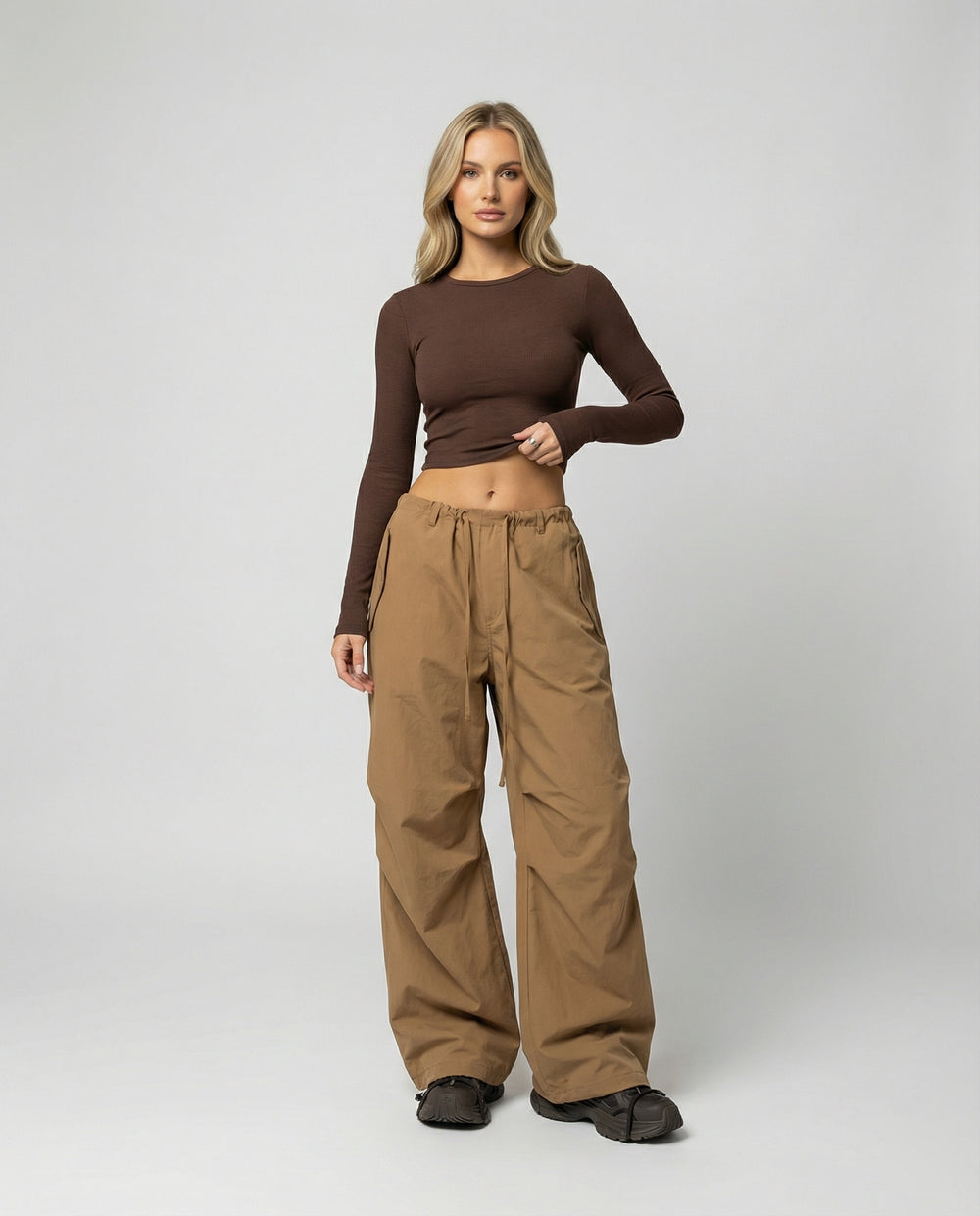 Damen hochgeschnittene extraweite Streetwear-Hose mit Tunnelzugbund, markanten Kniefalten und weitem Beinverlauf EB