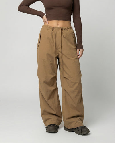 Damen hochgeschnittene extraweite Streetwear-Hose mit Tunnelzugbund, markanten Kniefalten und weitem Beinverlauf EB