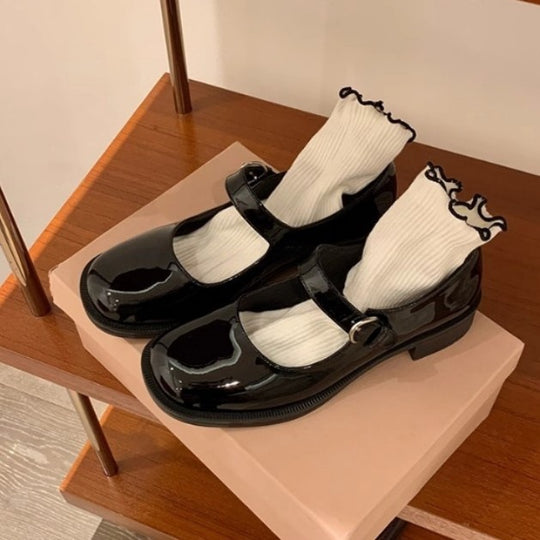 Damen Mary Jane Ballerinas mit verspieltem Riemen und glänzender Oberfläche EB