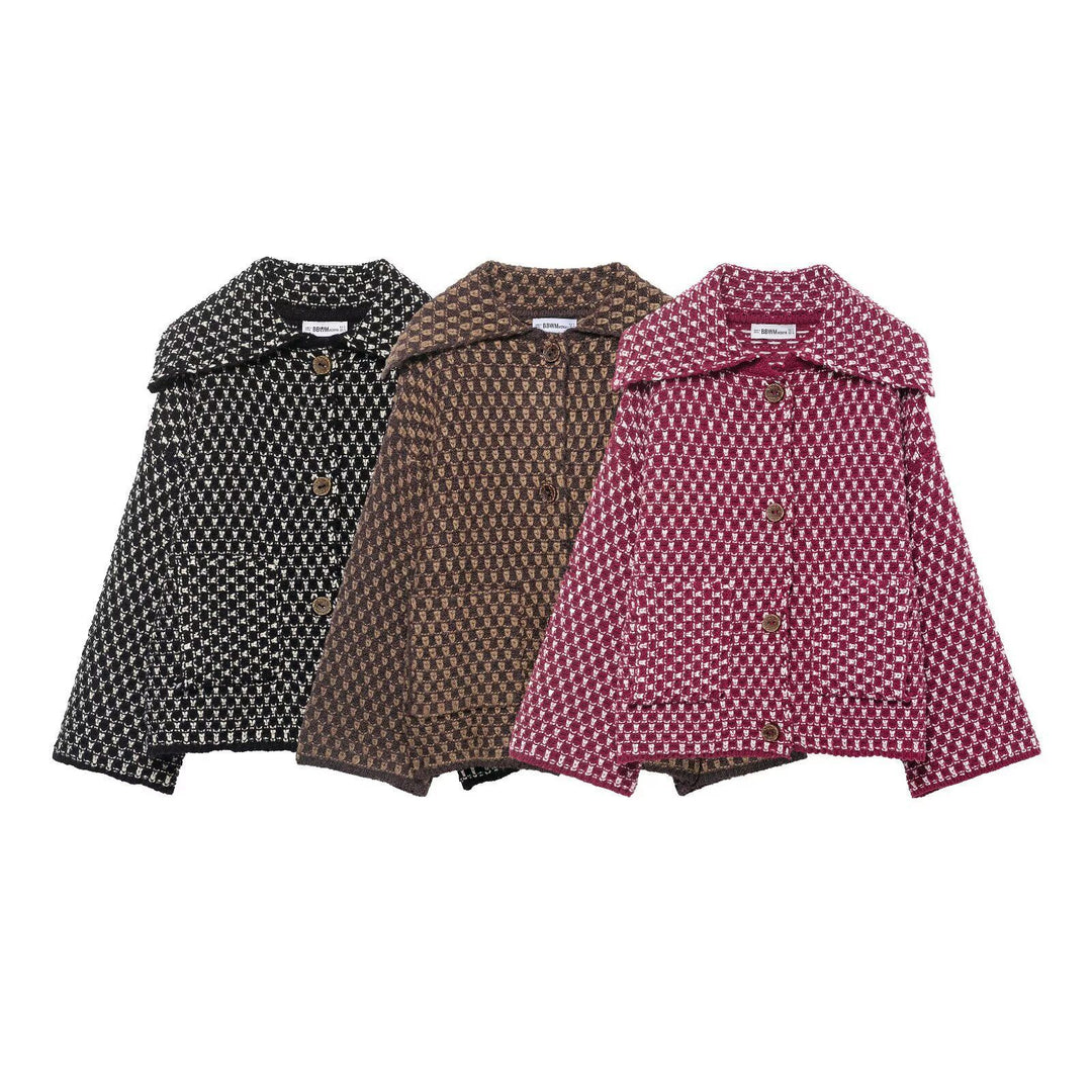 Damen nan kastige Bouclé-Tweedjacke mit großem Umlegekragen, aufgesetzten Taschen und dekorativen Holzknöpfen EB
