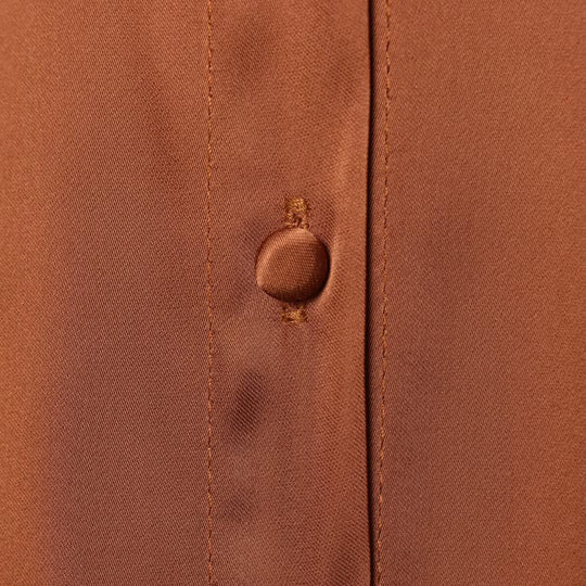 Damen Seidenbluse mit eleganten Federn an den Ärmelabschlüssen EB