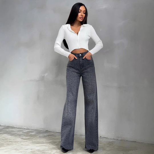 Damen Highwaist Schlagjeans mit dezenter Leo-Print, weitem Bein und rohem Saum Eichborn Berlin