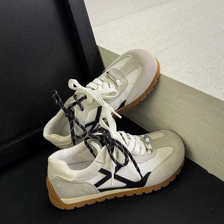 Damen Sneakers im Retro-Stil aus hochwertigem Wildleder mit einzigartigem Schnürdesign EB