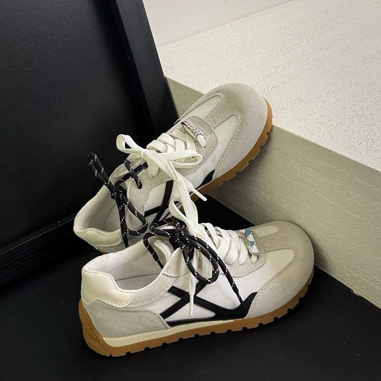 Damen Sneakers im Retro-Stil aus hochwertigem Wildleder mit einzigartigem Schnürdesign EB