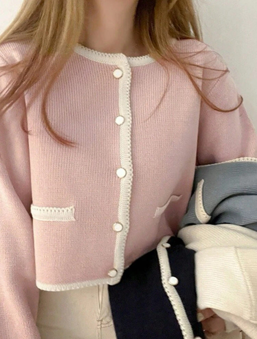 Damen Kurzgeschnittener gerippter Cardigan mit kontrast‑Häkelkante, Zierknopfleiste und Taschenleisten EB